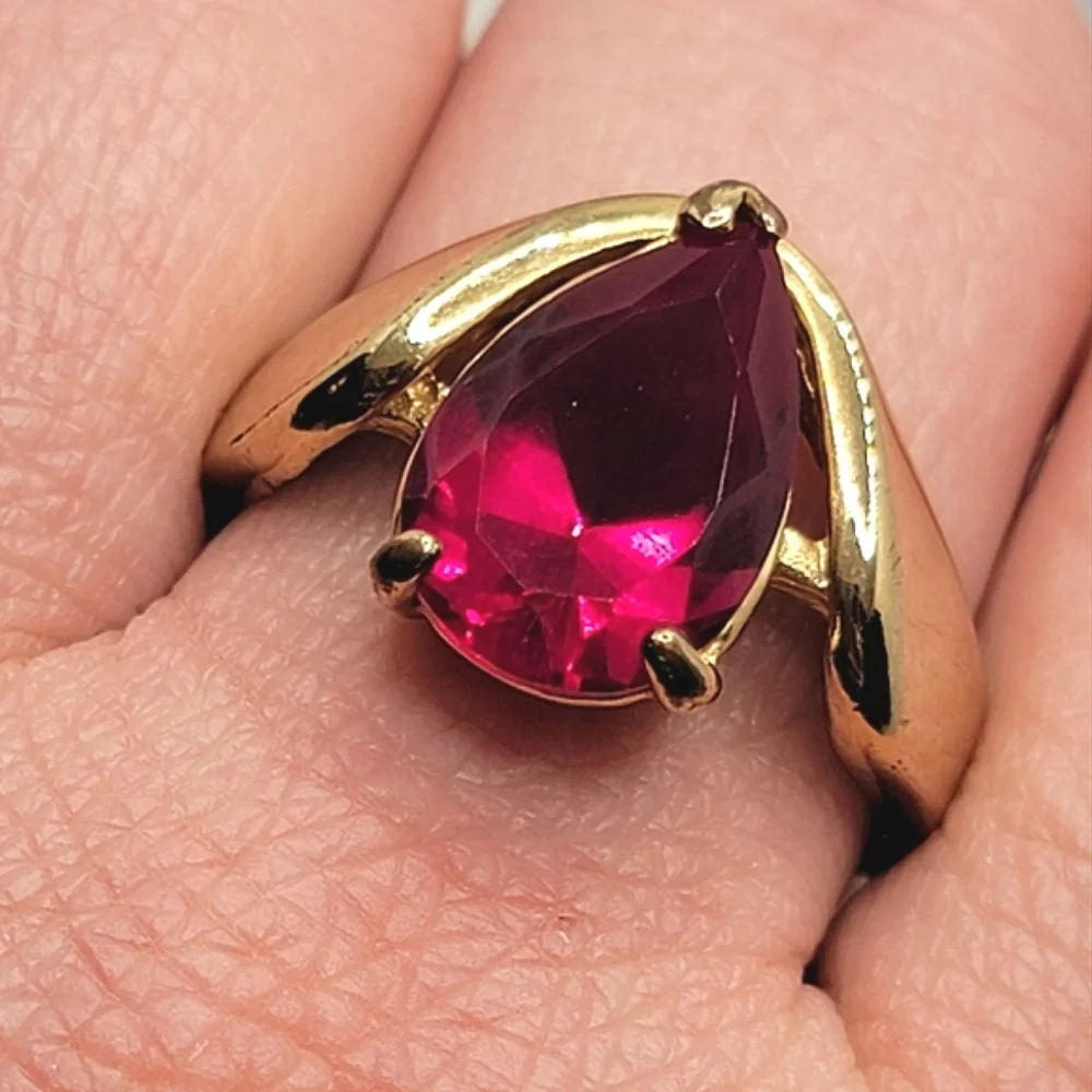 Vintage Teardrop Ruby Simulated Stone Cocktail Ring Gold Tone